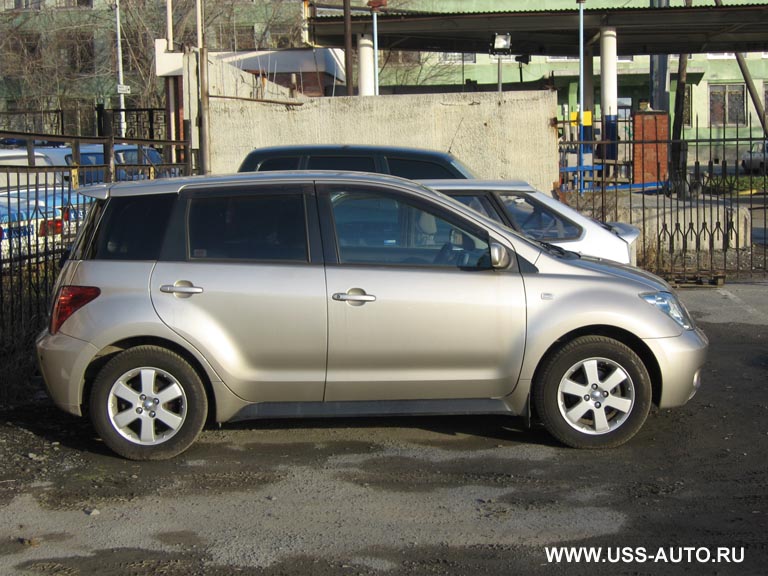 2002 Toyota ist Photos