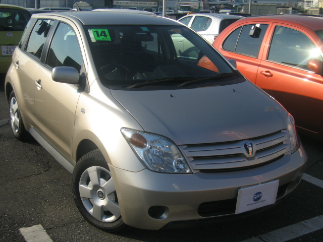2002 Toyota ist Photos