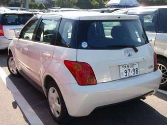 2002 Toyota ist Photos