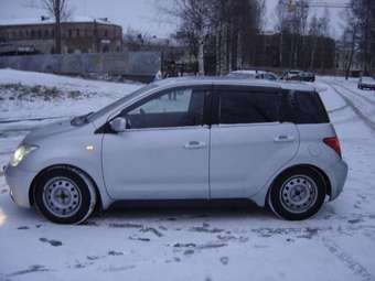 2002 Toyota ist Photos