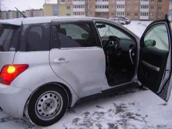 2002 Toyota ist Pictures