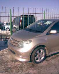 2002 Toyota ist Photos