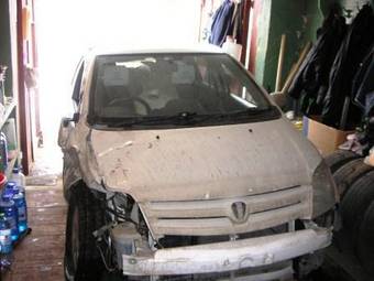 2002 Toyota ist Photos