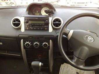 2002 Toyota ist Photos