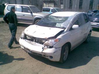 2002 Toyota ist Pictures