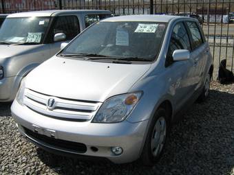 2002 Toyota ist Photos