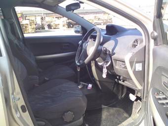 2002 Toyota ist Photos