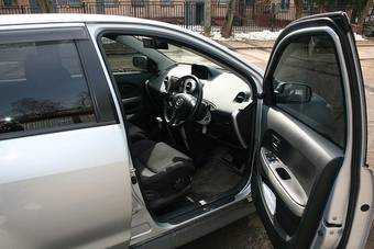 2002 Toyota ist Pictures