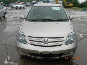 2002 Toyota ist Photos