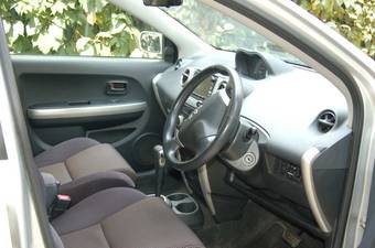 2002 Toyota ist Photos