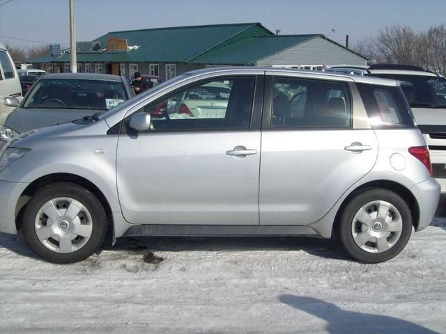 2003 Toyota ist