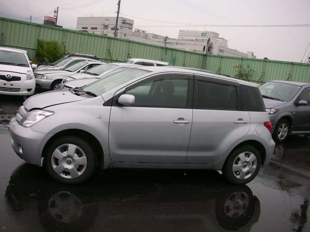2003 Toyota ist