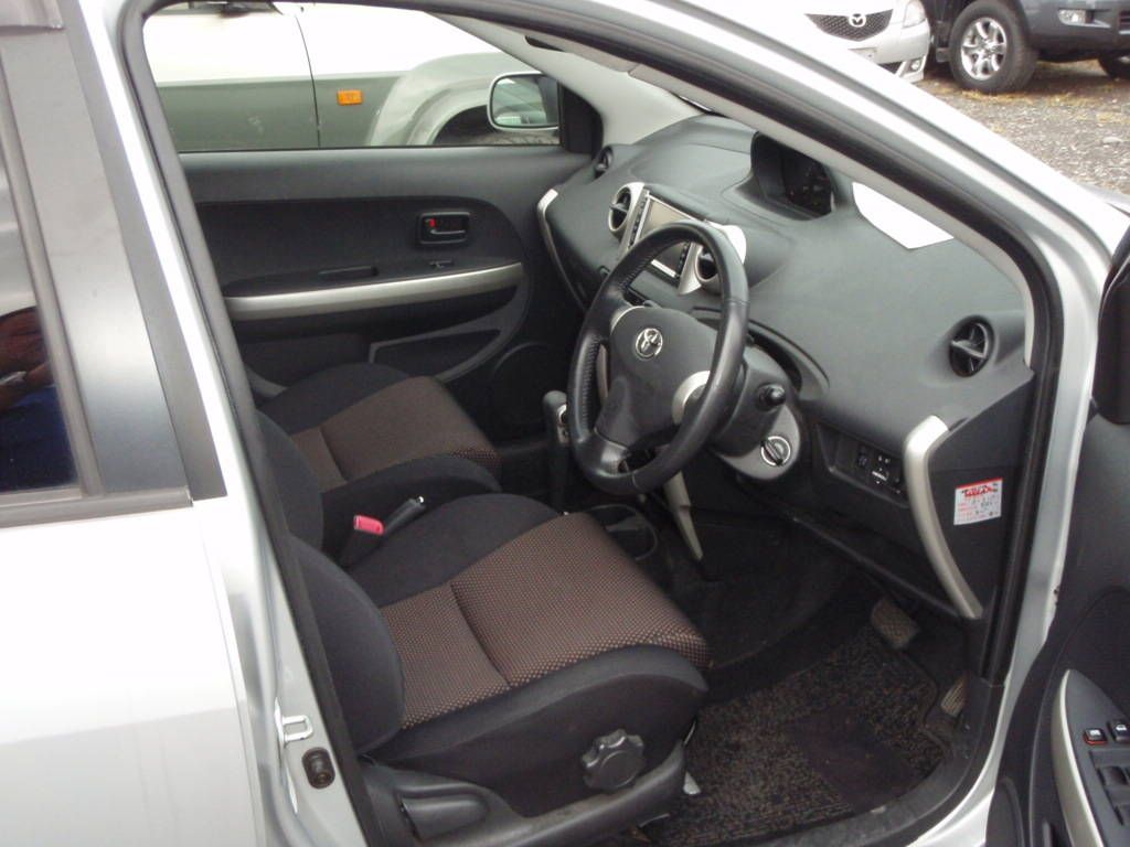 2004 Toyota ist