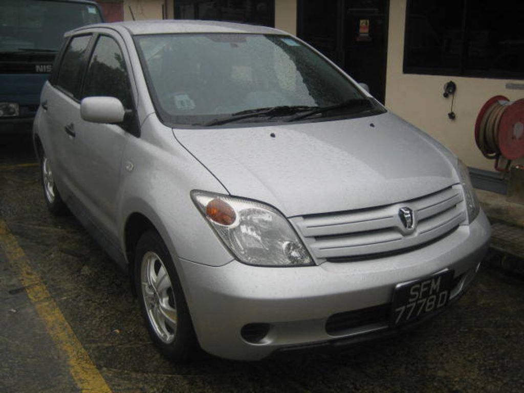 2004 Toyota ist