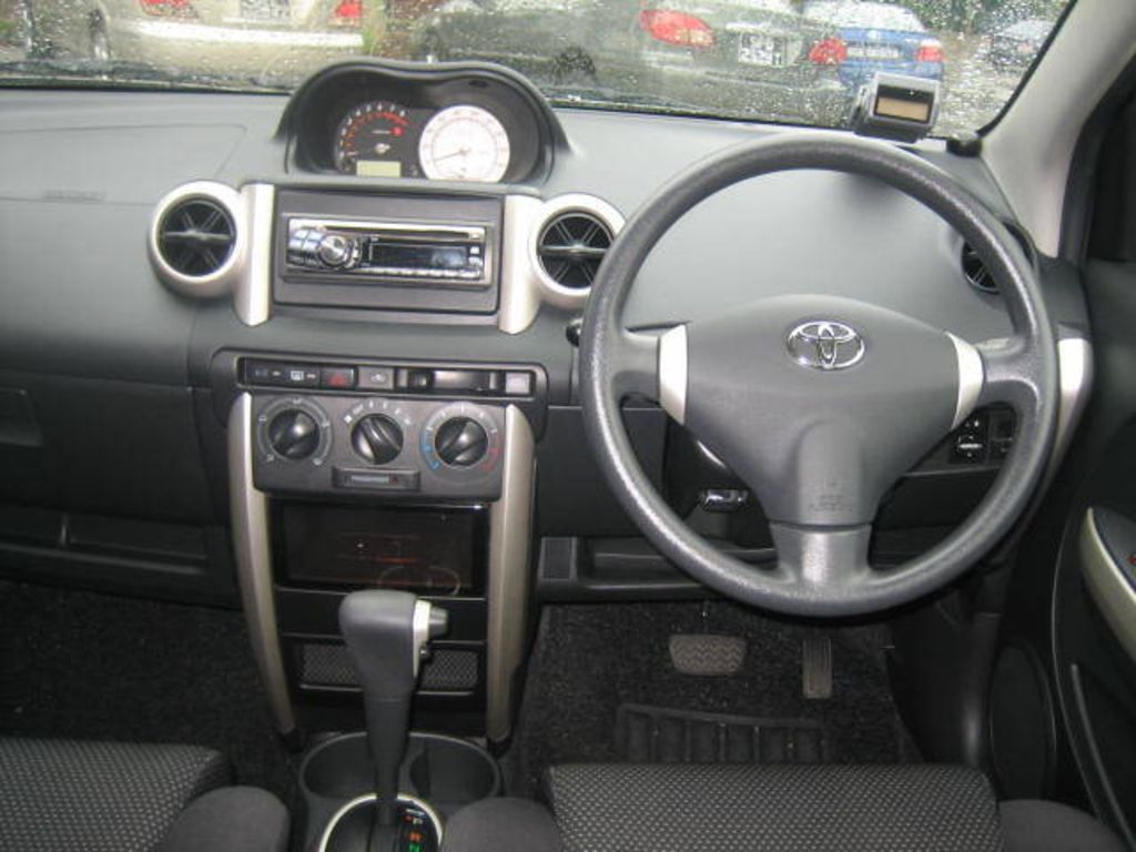 2004 Toyota ist