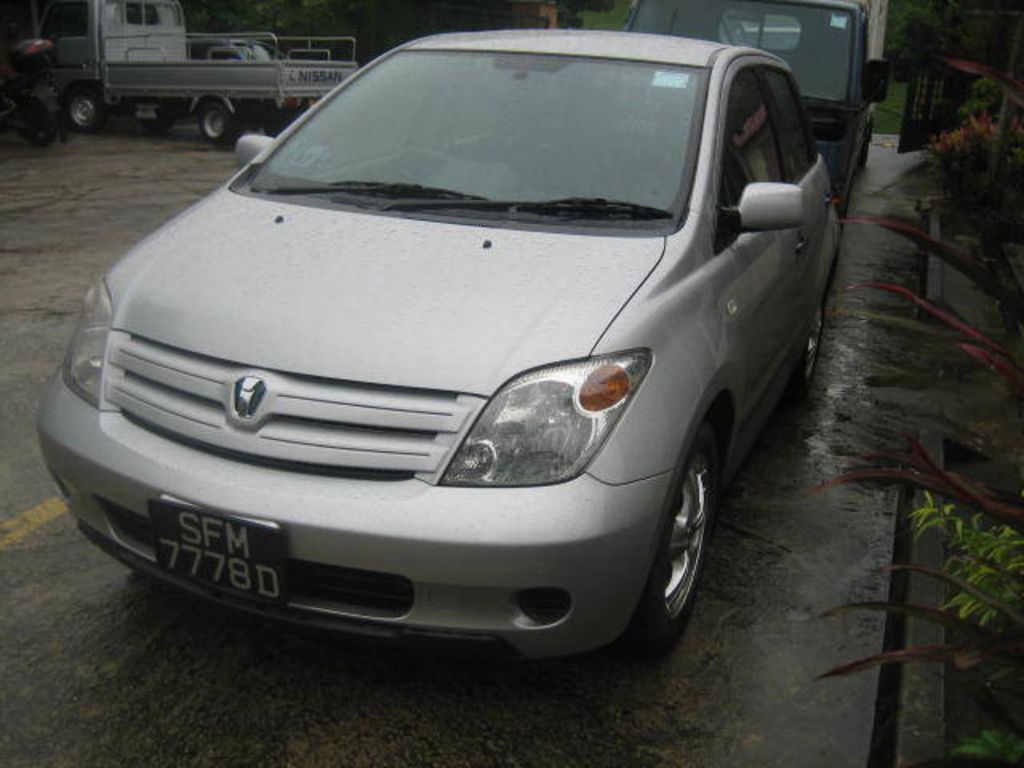 2004 Toyota ist