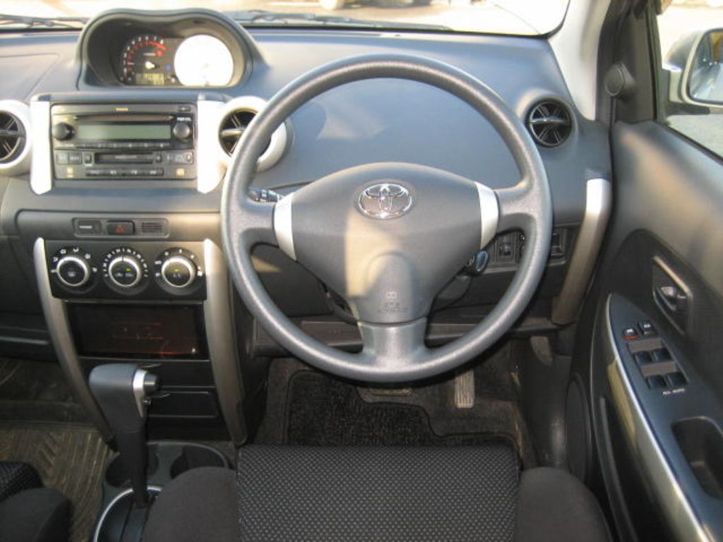 2004 Toyota ist