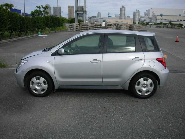 2004 Toyota ist