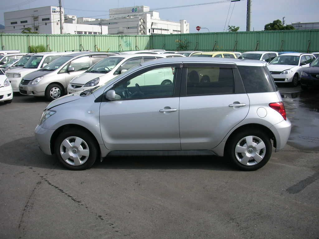 2004 Toyota ist