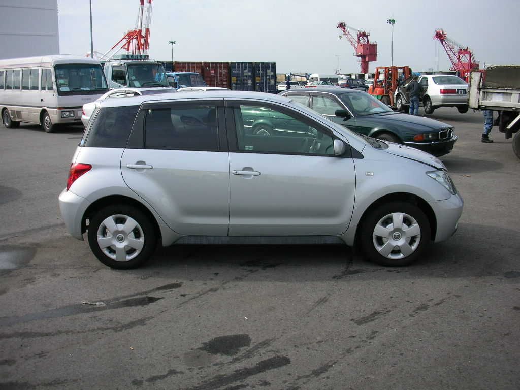 2004 Toyota ist