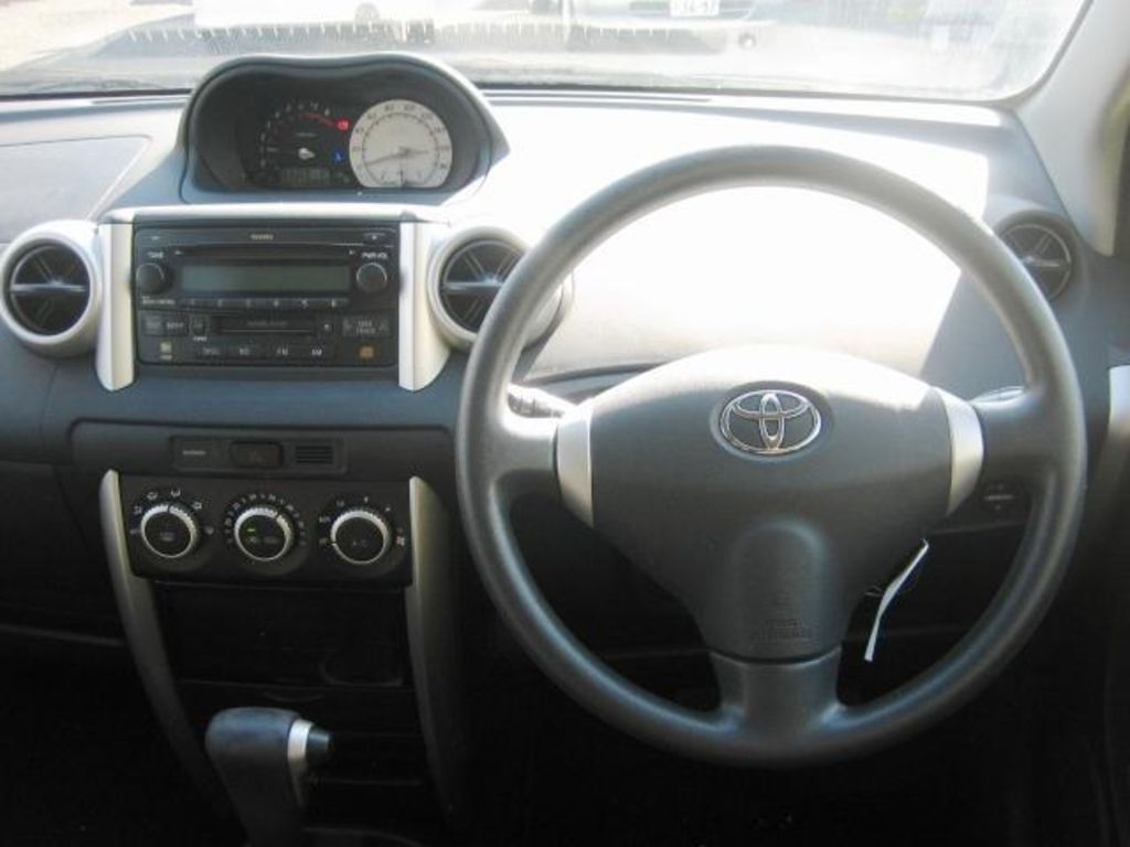 2004 Toyota ist