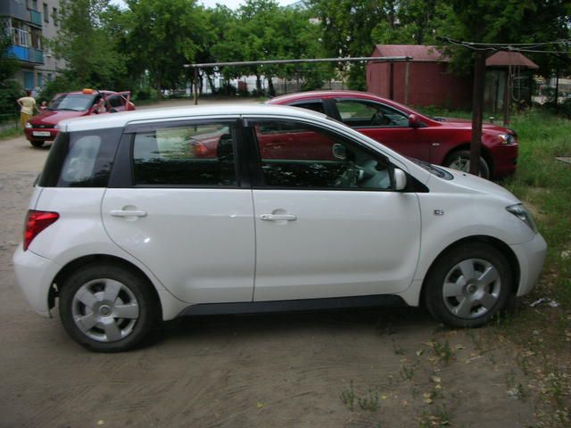 2004 Toyota ist
