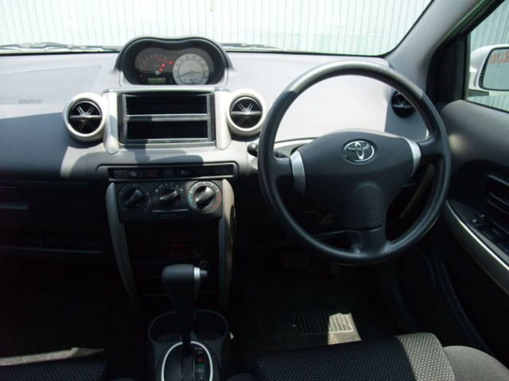 2004 Toyota ist