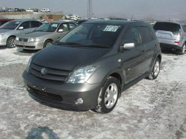 2004 Toyota ist