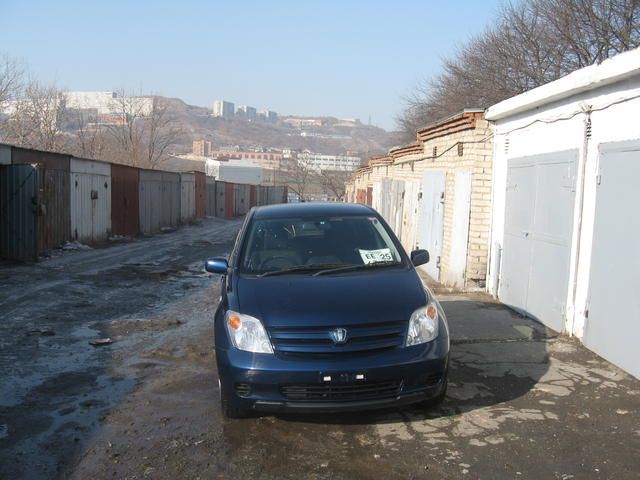 2004 Toyota ist