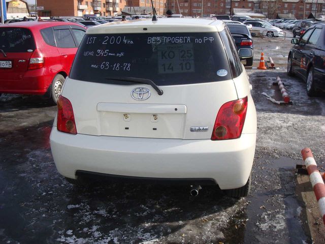 2004 Toyota ist