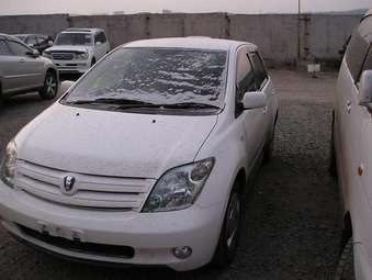 2004 Toyota ist Photos