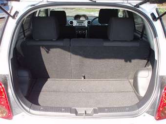 2004 Toyota ist Photos
