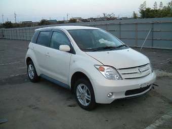2004 Toyota ist Photos