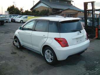 2004 Toyota ist Photos