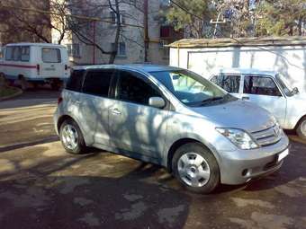 2004 Toyota ist Images