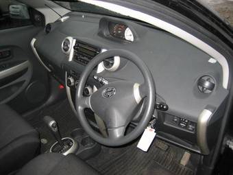 2004 Toyota ist Photos