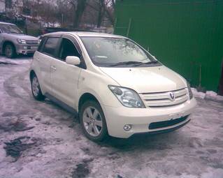2004 Toyota ist Photos