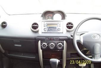 2004 Toyota ist Images