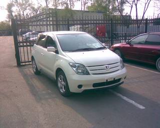 2004 Toyota ist Photos