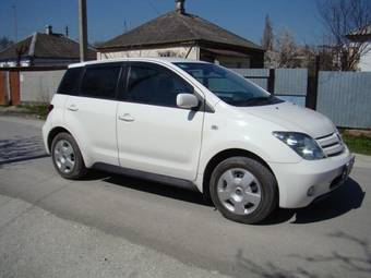 2004 Toyota ist Photos