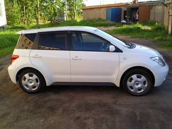 2004 Toyota ist Photos