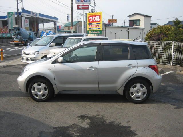 2005 Toyota ist