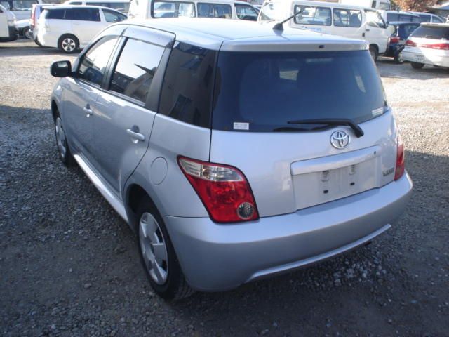 2005 Toyota ist