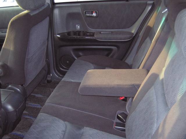 2001 Toyota Kluger V