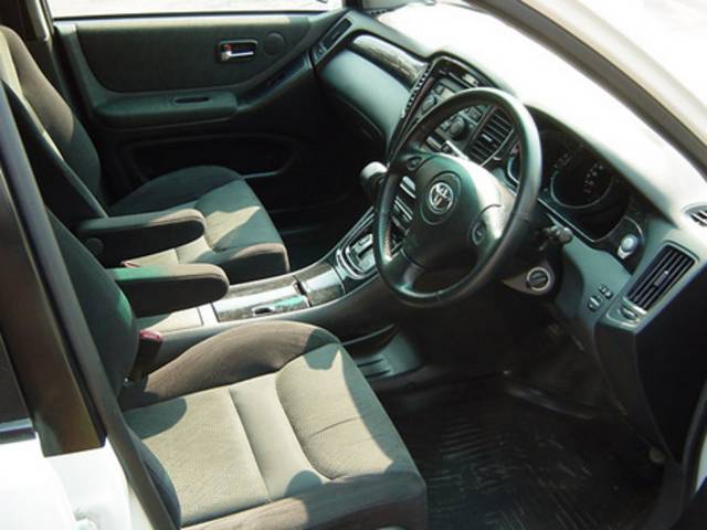 2001 Toyota Kluger V