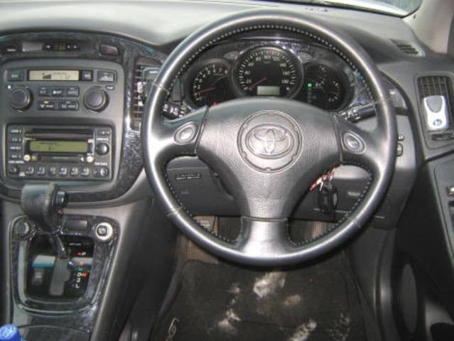 2001 Toyota Kluger V