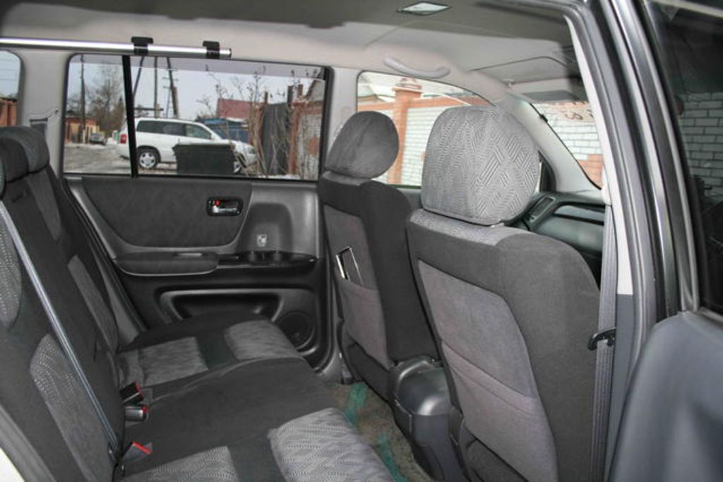 2001 Toyota Kluger V