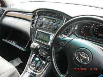 2001 Toyota Kluger V Photos