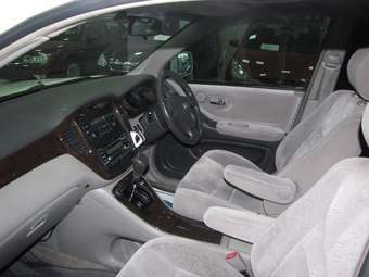 2001 Toyota Kluger V Images