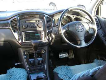 2001 Toyota Kluger V Photos